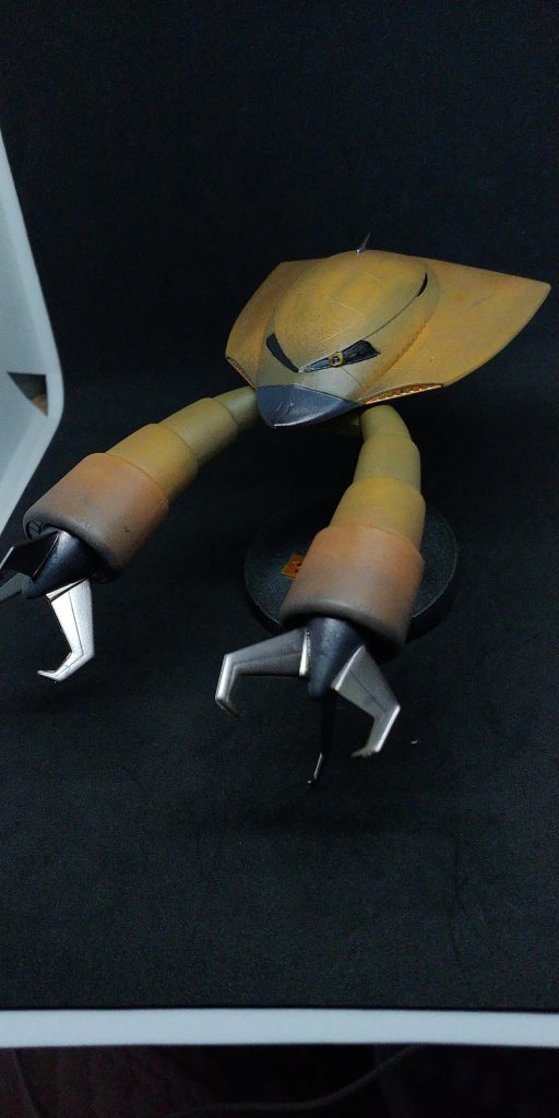 モノアイ部は少し削りホワイトゴールド、その真ん中辺りに100均のちょっと小さめのピンクのガラス製のラインストーンを付け上からクリアーイエローのレジン。