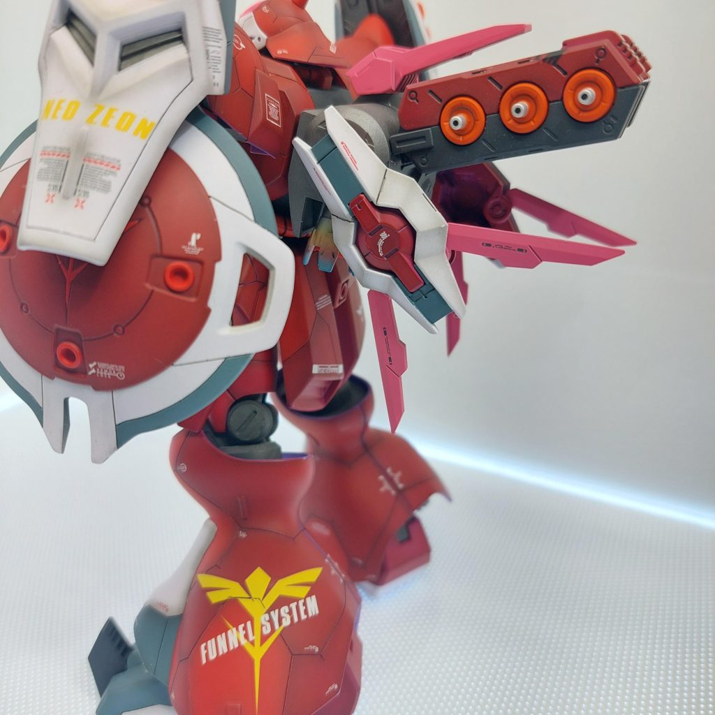 コンテナ式ファンネルは基本的にサザビーと同じ方式だが両肩のファンネルと合わせると12機となるためギュネイ以上の安定した強化人間以上の素質が必要となる。因みにアーム式有線ビットはスラスターの制御にも使用するため展開する。