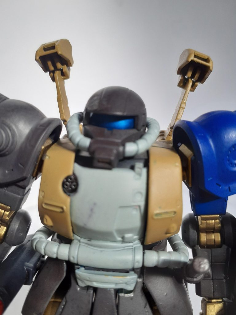 顔はゴーグルで後にモノアイのほうが良いということで直した設定です。