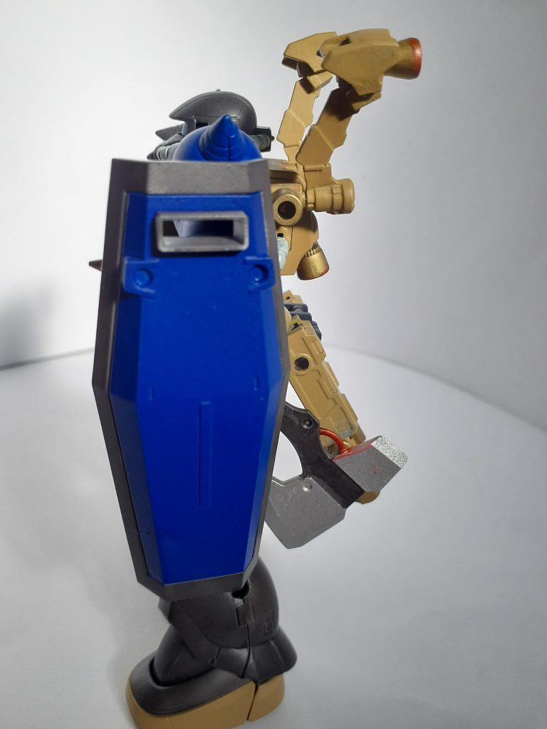 シールド装備は好評だったため制式採用された。シールドはパワードジムカーディガンから。