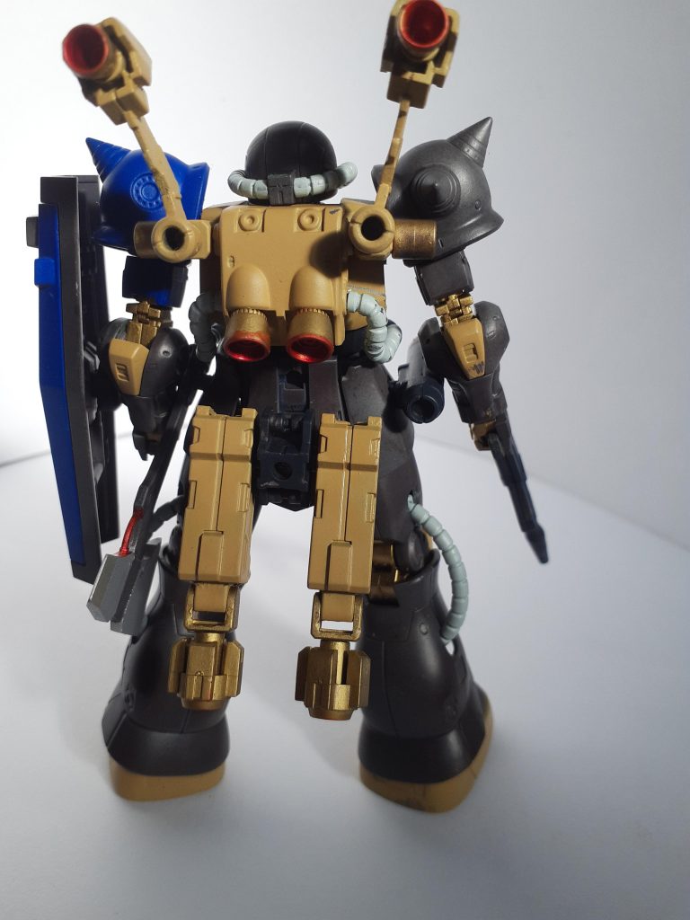 背中はバーニアと黒いパーツはジェネレータを装備させた設定‼️パーツは３０MMから。