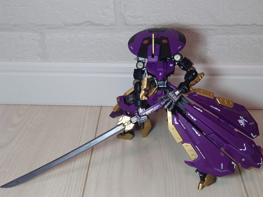 大太刀 「ホタルマル」極東の特殊な鍛冶技術と特殊超硬合金を組み合わせることで生まれた大太刀。ガンダム・フレームの出力、阿頼耶識、そしてパイロットの技量が合わさることでナノラミネートコートすらも両断した記録が残っている。なお、ストラスの武装はこれ一本のみである。