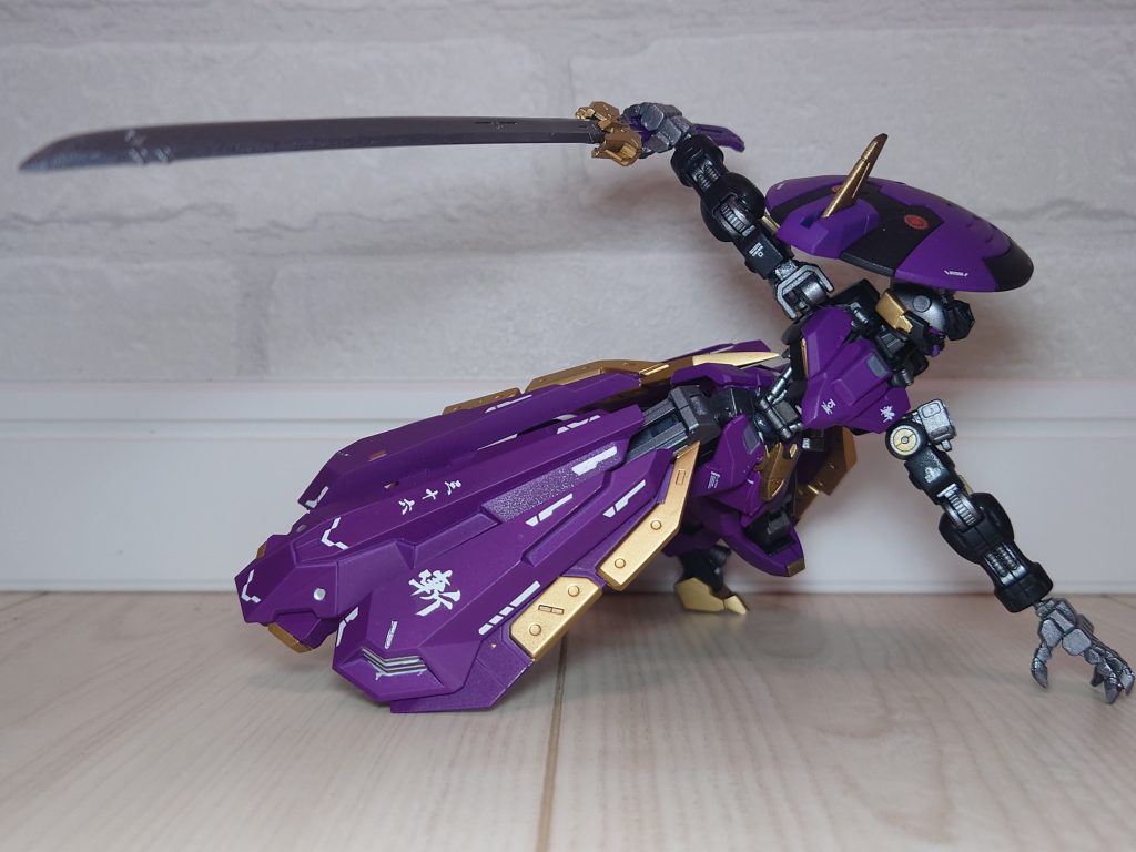 厄祭戦が激化する内、モビルアーマーが学習し人類が対応する。というイタチごっこが起きている内でストラスのパイロットは、「学習されても対応できない攻撃を繰り出せばいいでしょう?」と、語った。