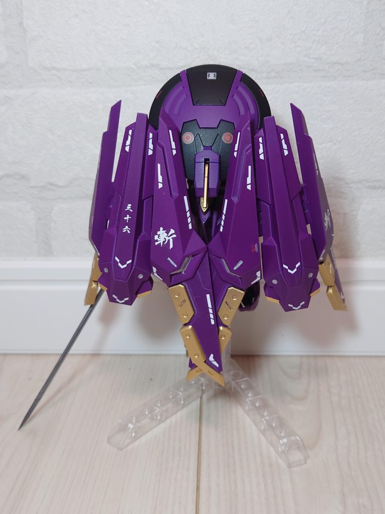 ストラス・シールド削った装甲を補うために背部・腰部に搭載されたシールド。アームで自由に稼働し、前面に展開した時の姿はストラスの名の悪魔の通りフクロウに似た。また、この状態であれば単独での大気圏突入も可能であるとされる。