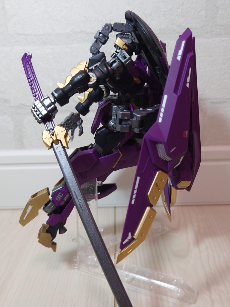 腰部のシールドはスラスターを内蔵しており、機動力の確保もされている。