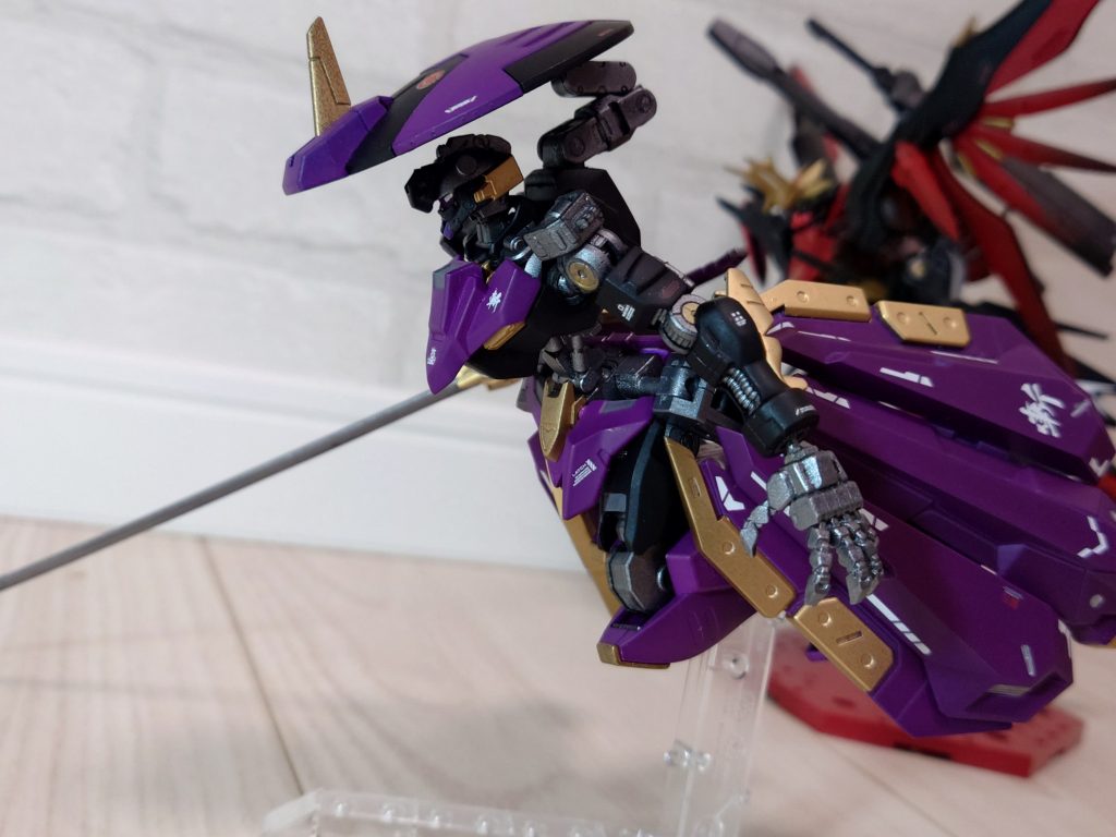 多武装のフールフール、刀一本のストラス対照的な2機