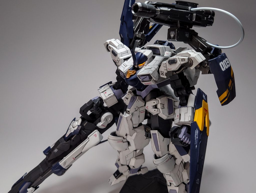 某ゲームの機体に似てると噂のザウォート君それに引っ張られずに自分好みのザウォートを作ってやろうと意気込んでやった結果友人に完成品を見せた感想は「アーマードコアじゃん!」でした