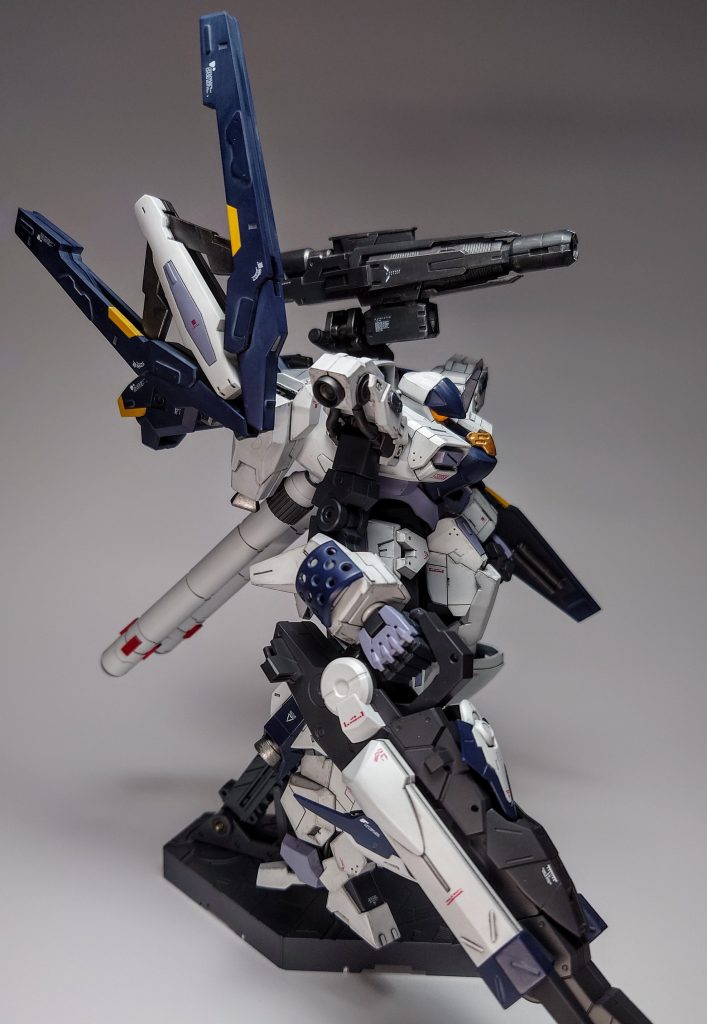 両サイドで異なる装備にして左右から見て楽しめたらいいなぁと思って作りました