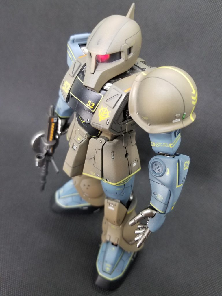 こちらは毎度お馴染みの斜め俯瞰ショット。あれ、マシンガンのスコープの裏のレンズが入ってない😅因みに今回、平手も含めてマニピュレーターはロボマニさんで購入したものに変更しています。