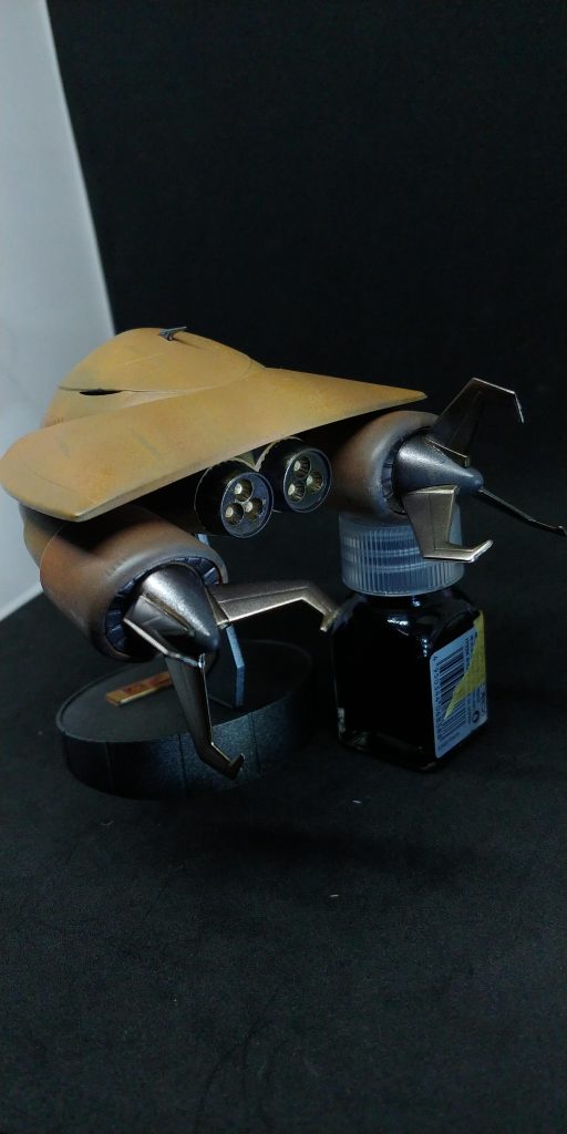 口?と手先の三角部はヘビーガンメタリックとGグレーでグラデとは言えませんが微妙な感じで