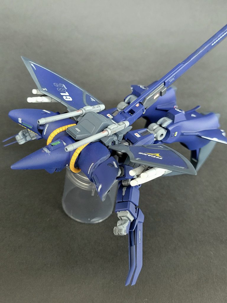 変形機能の簡素化も考慮され、脚部が反転することなく、そのまま後方にスライドするだけの、至極シンプルな機構が採用された。