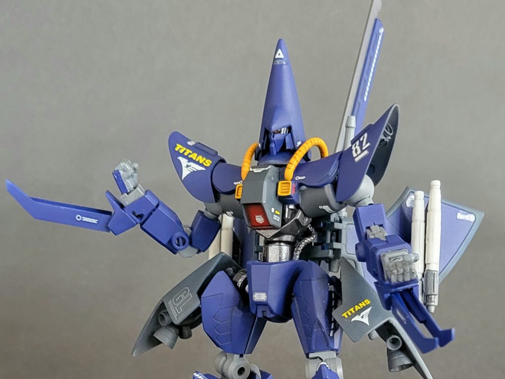 コックピットハッチはHGUC ガンキャノンの股間部分を逆さに接着。頭部は切り飛ばしたパーツをメインに、パテやブラ板で作成。脇下やフレア内部のタンクはガンキャノン2の腕。