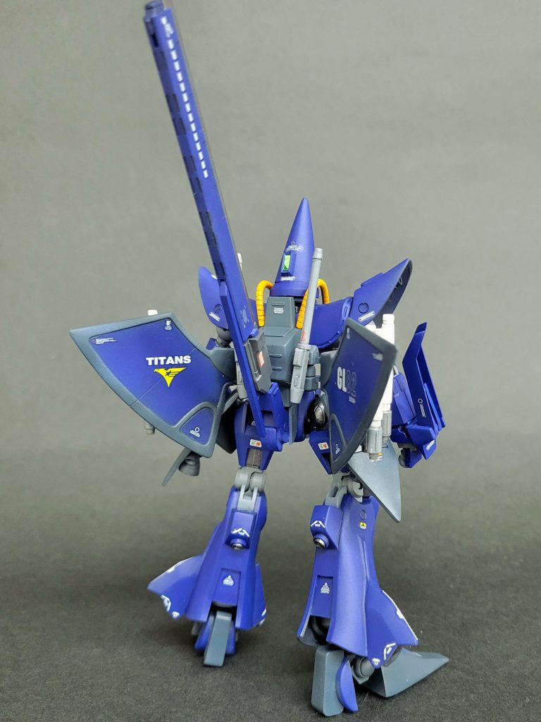 動力系に関しては、大型化したジェネレーターを大腿部へ移動。プロペラントタンクはふくらはぎへ設置。脇部にもサブジェネレーター兼、小型タンクが設けられ、更なる機体バランスの改良と出力安定がなされた。