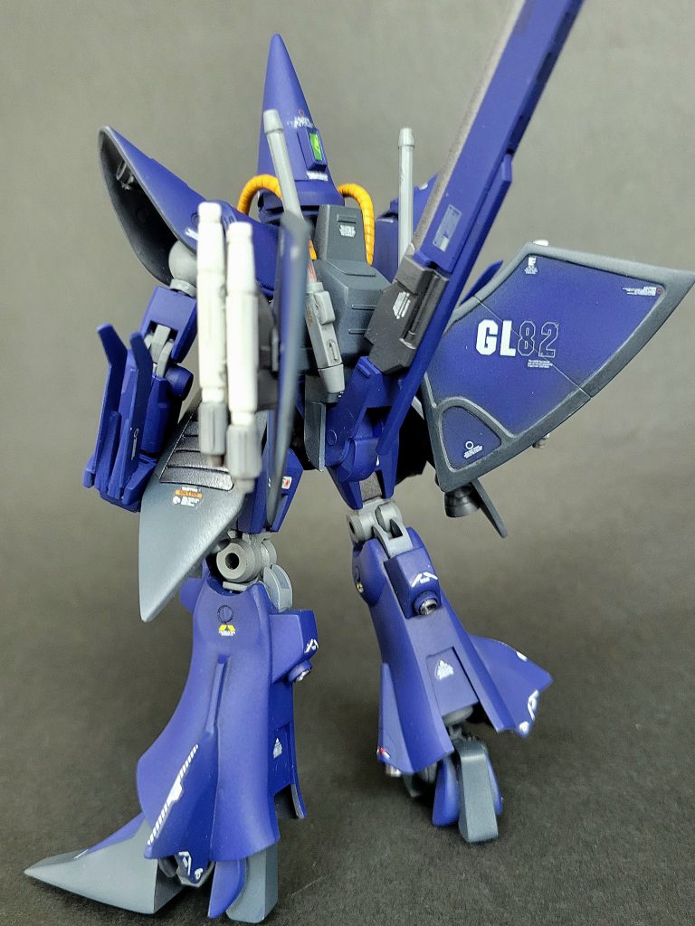 テールランスはヘイズルのヒートブレードに交換。背部のビームライフルは、プラ棒ディテールアップパーツで新造。裾回りのダクトはすべてバル・スパロスのジャンクパーツ。対艦ミサイルはハセガワバルキリーから拝借しました。