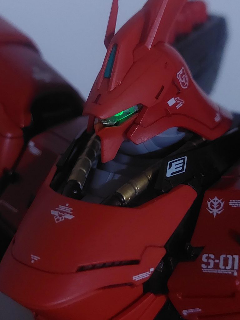 そしてなんと、LEDユニットが仕込めます!生憎、MGエクシアに付属してたユニットしか持ってなかったので、こちらに回しました笑いい感じの光具合、いかにも「ぐぽーん」って言いそうです笑