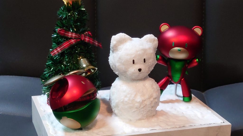 クリスマスツリーは100均で買ったものです。雪だるまは自作で、紙粘土を丸めてクマを成形。その後、雪素材でコーティングしました。