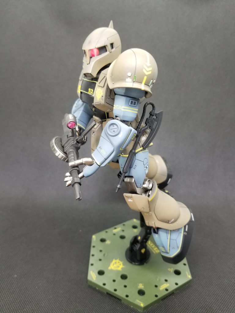 サイドショット②。左肩はバトオペ2のザクⅠを参考にスジ掘りとセンサー?的なやつを配してみました。マシンガンのセンサーは定番のHアイズ使用です。