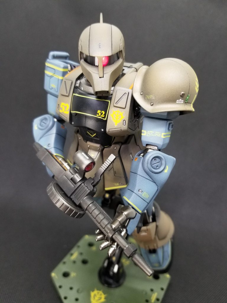 正面アップ。今回、ヘッド部はキットのものは使わずに積みプラの奥の方~~~~に眠ってた(笑)、HY2M-MGを使用して磁力でモノアイが“ぐぽ~ん”仕様になってます。この半分だけモノアイが見えてる感じ…大好物です❤️(笑)👍