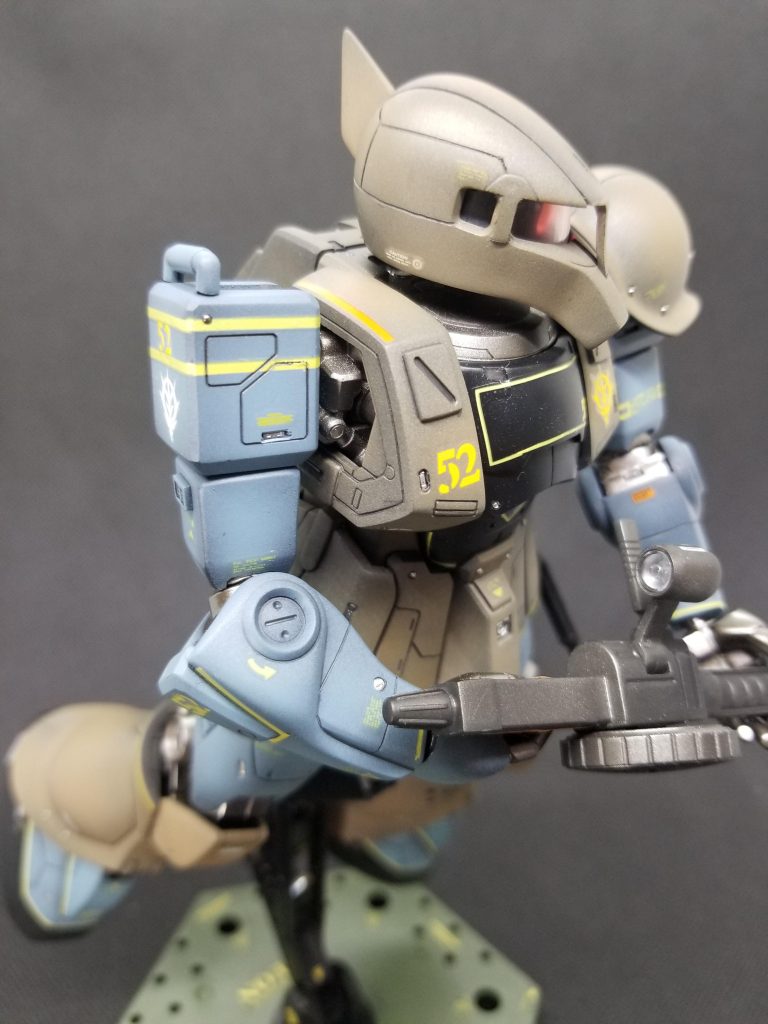 サイドショット①。右肩にハンガーパーツ、胸部に増加装甲などちょいと寂しいかな~って箇所にオリジナルでパーツを付けたり、メタルパーツで各所ディテールアップを行いました。