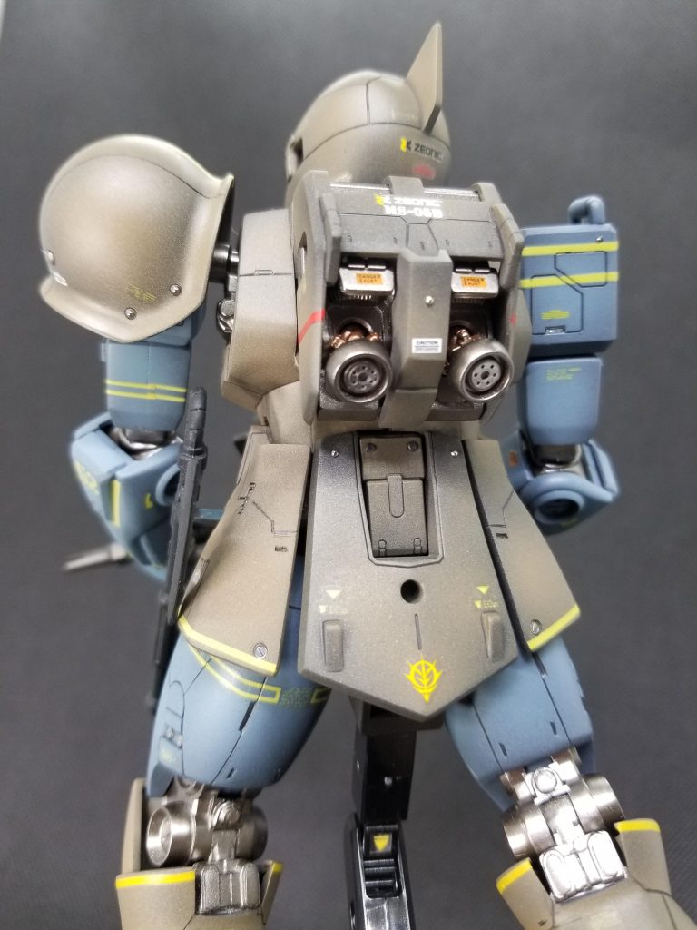 続いてバックショット。もうおわかりかと思いますが、デカールは旧キットのリアルタイプ旧型ザクを使用しました。もちろん旧キット用なのでサイズの微調整必要でしたが、このデカールかなりの曲者でめっちゃ薄いし余白が多い❗💦一旦貼ってから場所変えようとすると(クリンっ)てなってしまいます😢今回一番苦労した作業でしたね。バックパックは私好みのザクⅡのものに変更してます👍