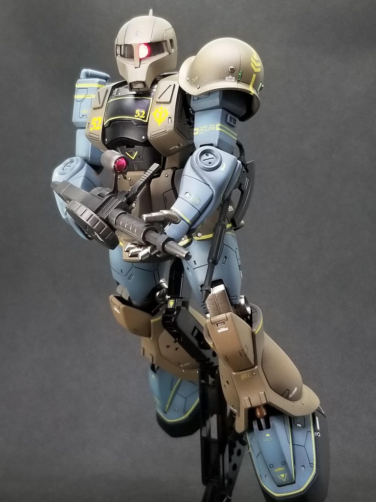 まずは正面ショット。宇宙でのマシンガン装備的な感じで。因みにキットにはスパイクシールドも付いてましたが、いゃ、旧型ザクにシールドは要らんでしょ?って勝手なイメージでオミットしてます🤣