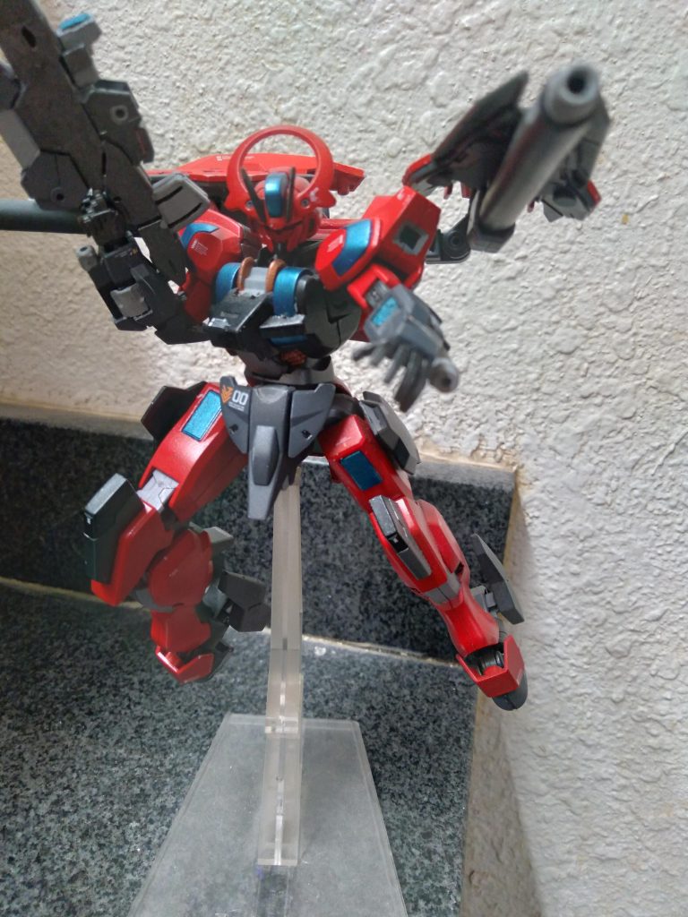 The rifle is a combination of the 00 command qanta and double X satellite cannon. The forearm mounted beam revolvers have been turned into regular beam guns that can also generate a beam saber for quick defense