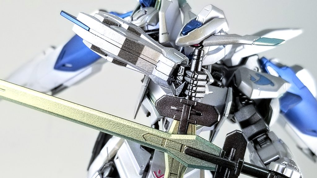 剣と一部のパーツにターコイズブルーイエローを使っています。