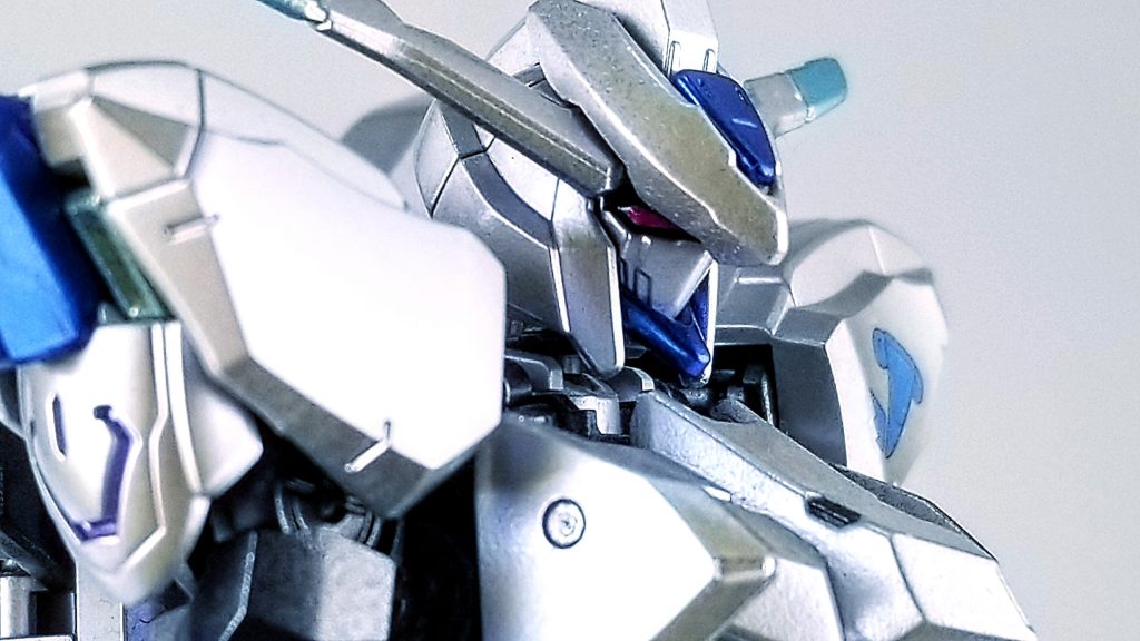 ツインアイやディテール等のピンクはシルバーの上からクリアーピンクで塗装。