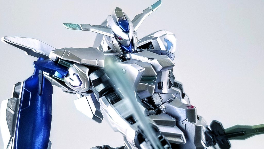 左肩のギャラルホルンロゴは水転写デカールを使用。