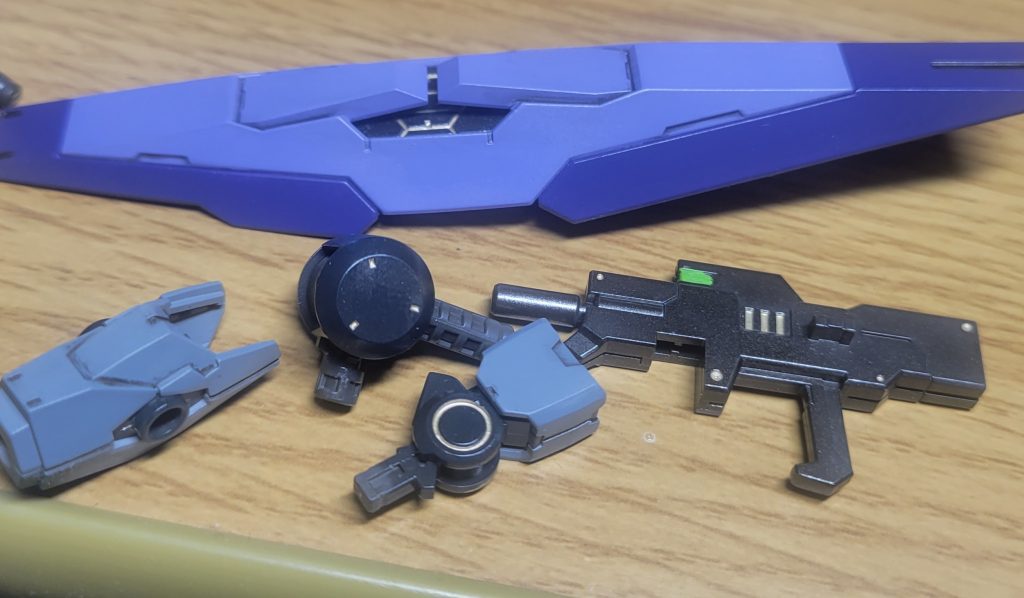 関節やフレーム、銃には、一部　チタンゴールドのスミ入れで、チラ見せ時のオシャレ度をアップしてみました。