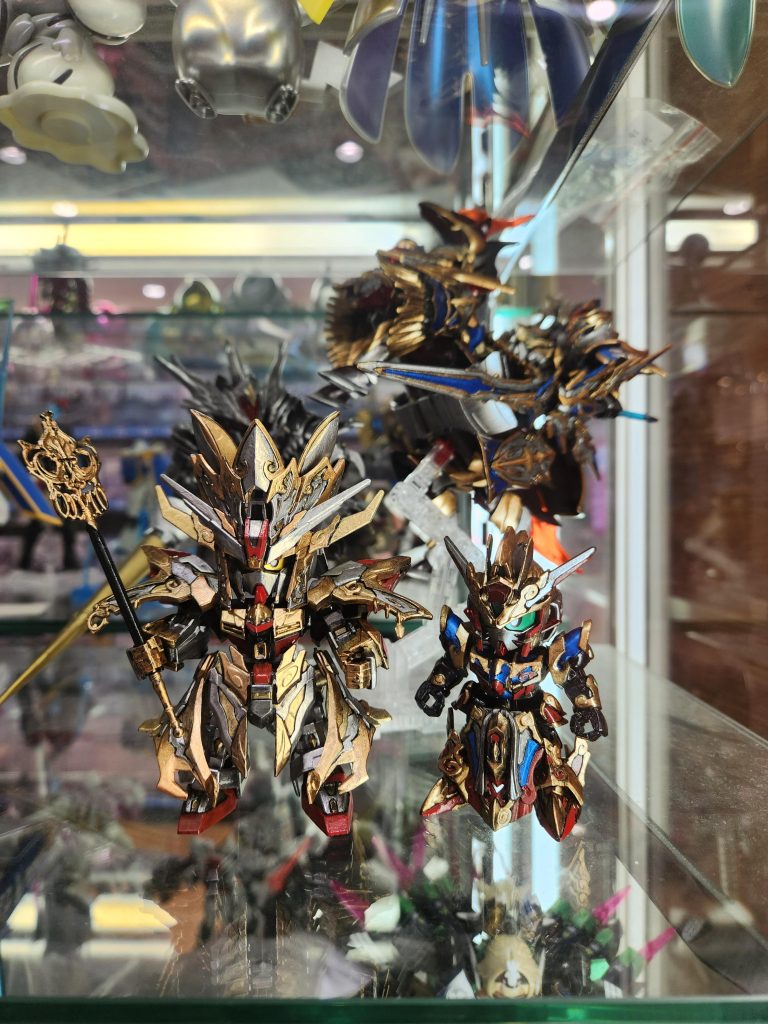 塗装中の写真を撮るの忘れてしまった😵💧です。出来上がりをホビーゾーンの店長さんに見せに伺ったところ、飾る？と言われ嬉しさの余りショーケースに入れてもらったが…。(。・ω・。)アーーー。写真を撮るのを忘れてたことに気付きショーケースの外側から写しました。