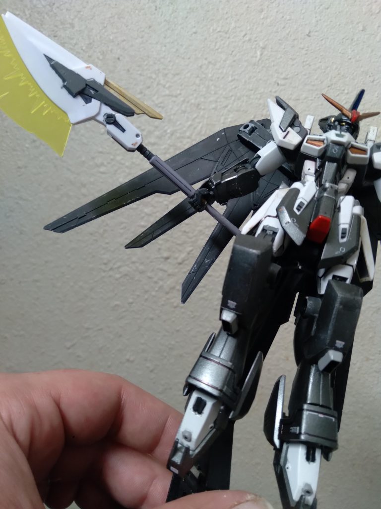 The backpack has added beam saber racks as well as 3mm holes for customization. Its main weapon is the GN beam rifle from the Astrea