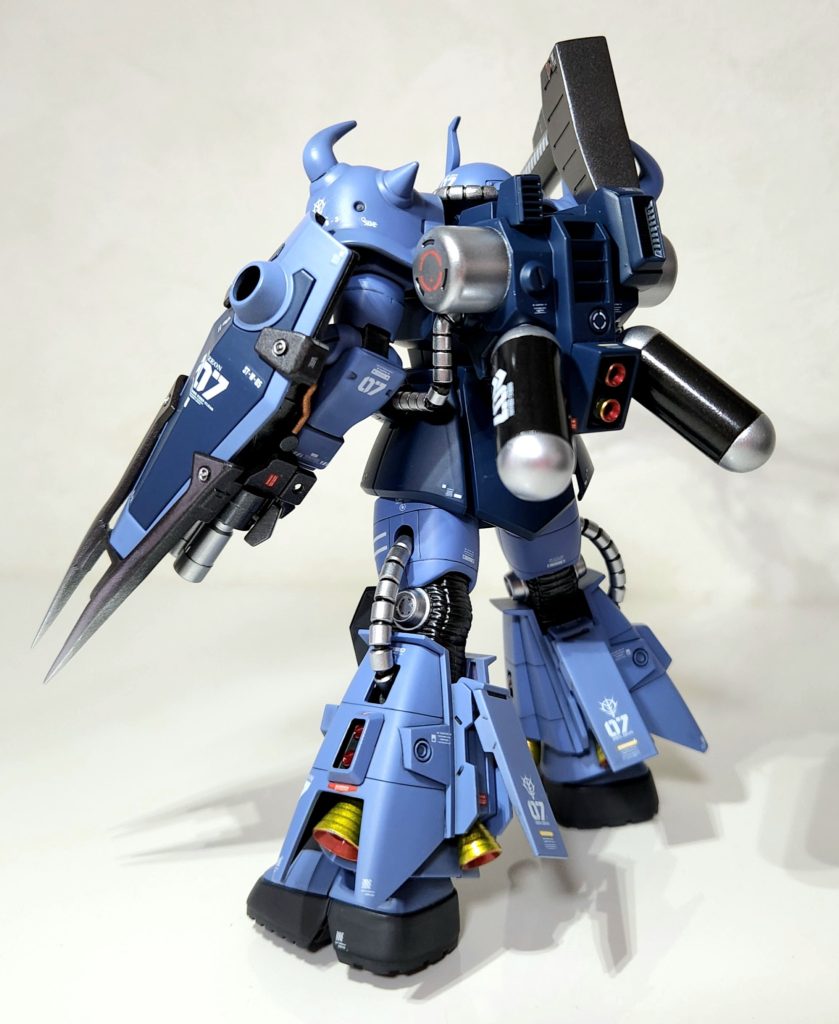 バックショット。バーニアがゴールドなのは最初は機体色を赤にしようとしていた名残です。前作ゲルググマリーネの塗装時にバーニアだけは一緒に塗り終わってました。アクセントになって良い感じになったので結果オーライかなと^^