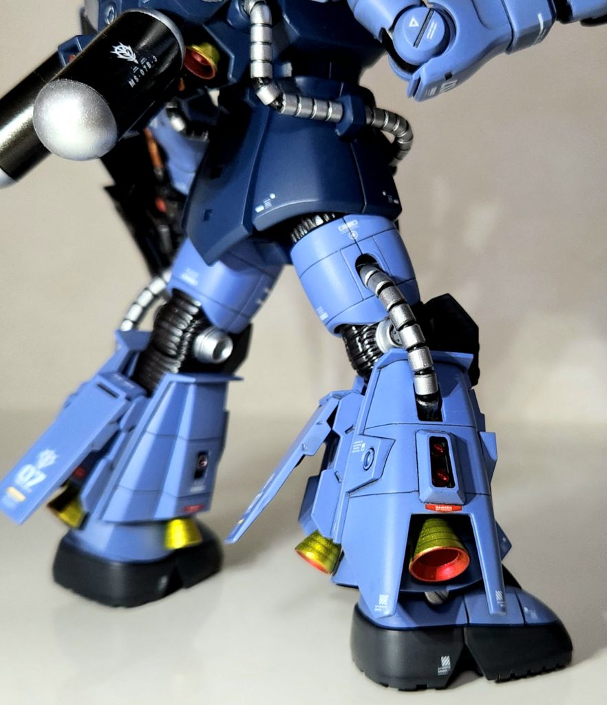 サイコザクの動力パイプのままだと細すぎて似合わないのでコトブキヤのモビルパイプ3,5mmとDAISOのアルミ線を使用して自作しました。