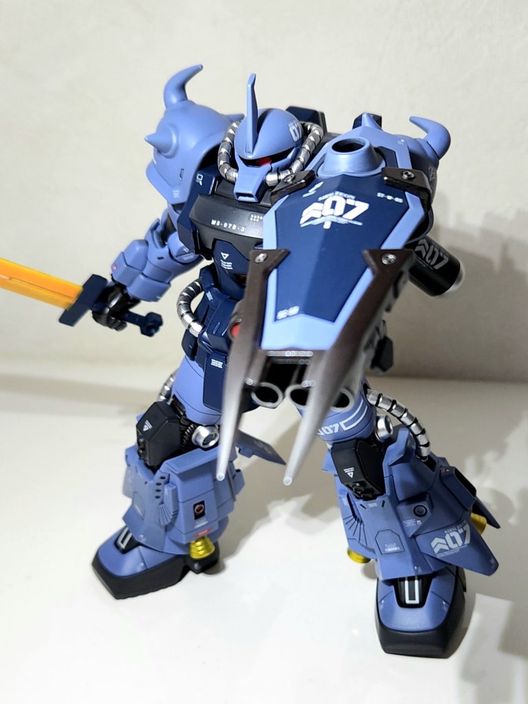 ガトリングをオミットすると収納時のヒートサーベル先端がハミ出ちゃって見栄え悪いので、どうしようか悩んで、プラ板とエポキシで整形した突起を接続して打突武器っぽくしてみました。