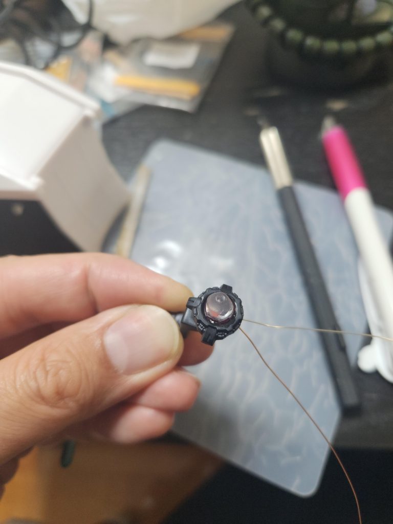 電飾は、元のモノアイパーツに穴をあけ、LEDを仕込み、UVレジンで自作した透明パーツを被せています。