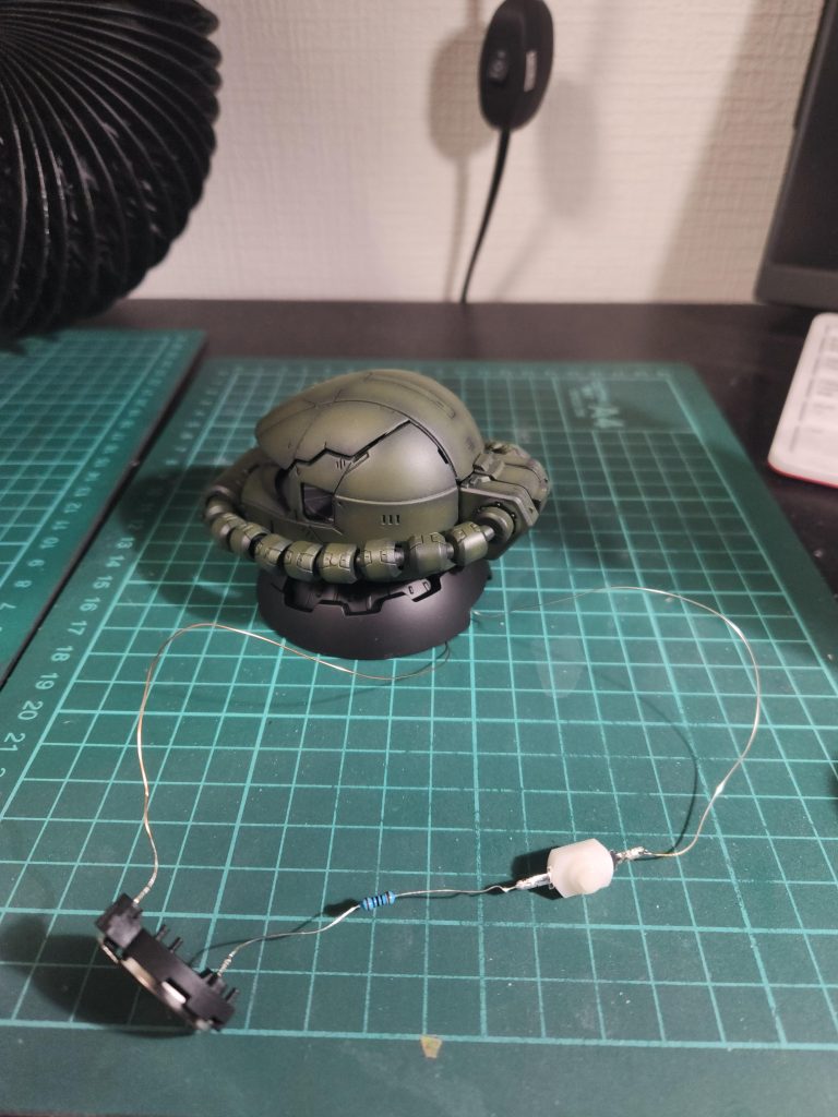 3Vのボタン電池を電源に、抵抗とスイッチをかませてLEDに繋ぎます。