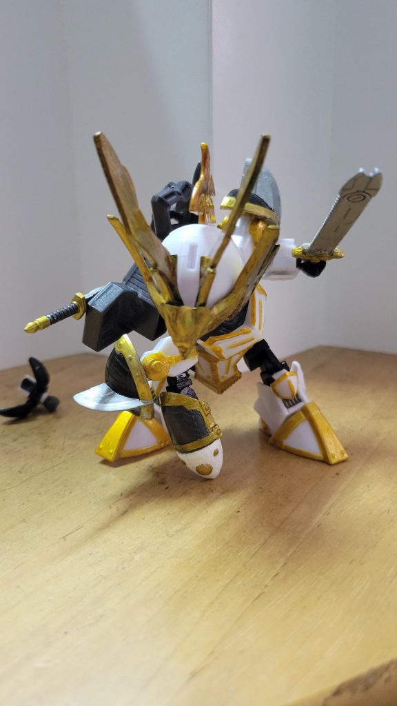 腰部はジョイントを追加し、かがみ込みや拳を振り下ろす動作も再現可能。