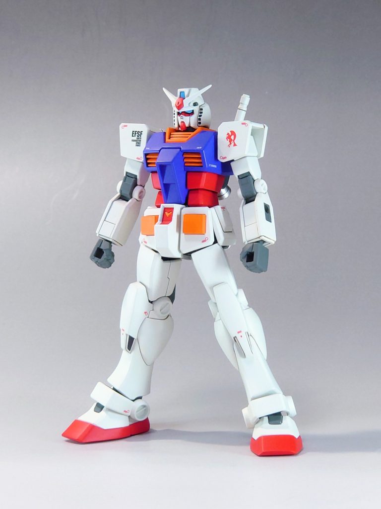 合わせ目消しや肉抜き埋め等の基本工作を施し肩アーマーの厚みを増やしたり首を延長したり細部を弄ってます。