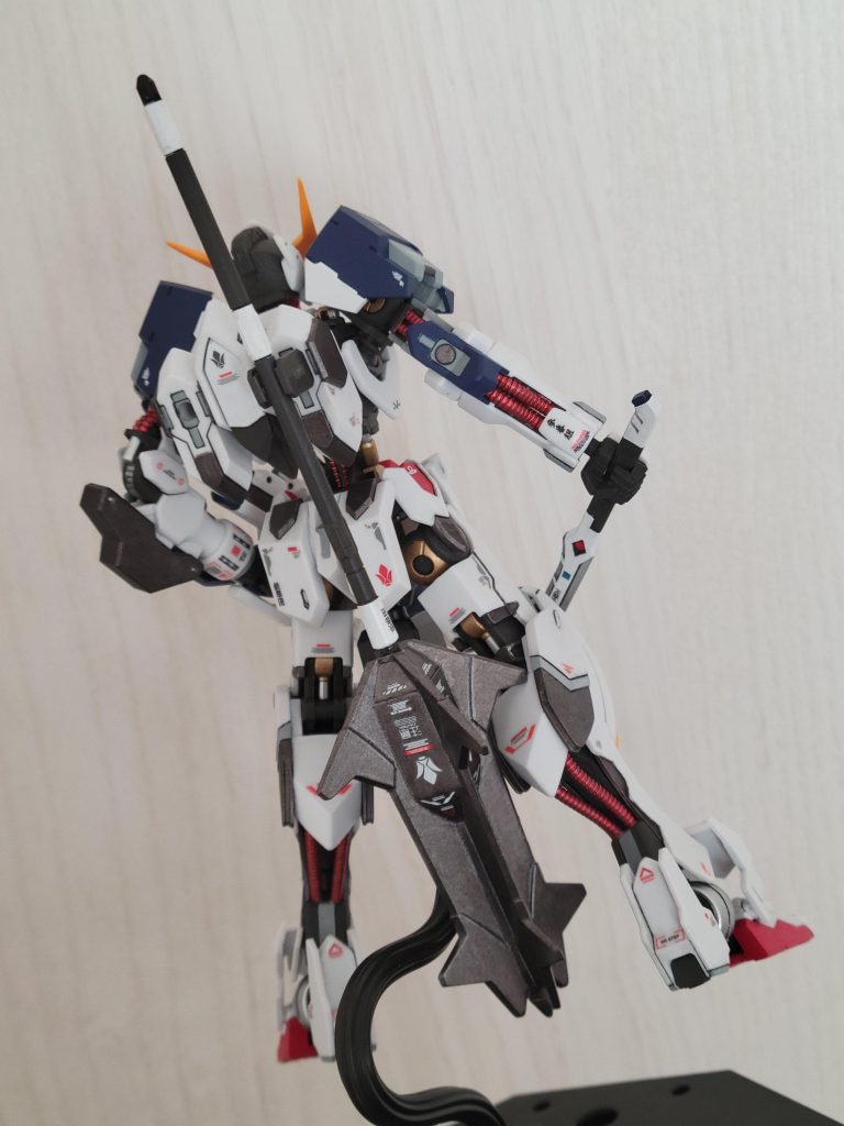 とりあえずバックショット。動力パイプは、メタルロボット魂を参考に赤で。デカール多めはいつものことで…メイスが厨二病w主兵装なのにあえて持たせず背負ってるのが今回のキモだったり(謎)