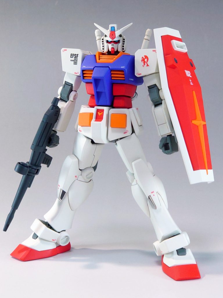 シールドは取り付け位置を少し上に。肘関節下側にプラ板を貼って隙間を隠してます。