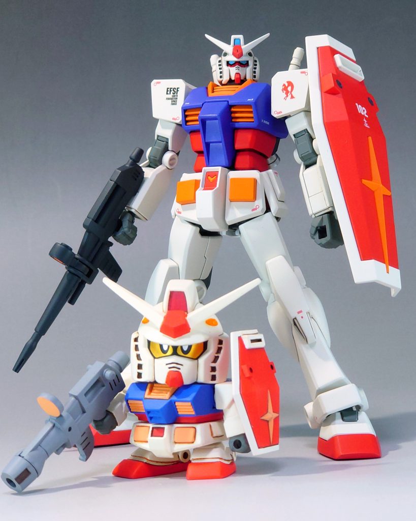 BB戦士と並べる。色味は異なりますがどちらも暖色系の色を使ってます。