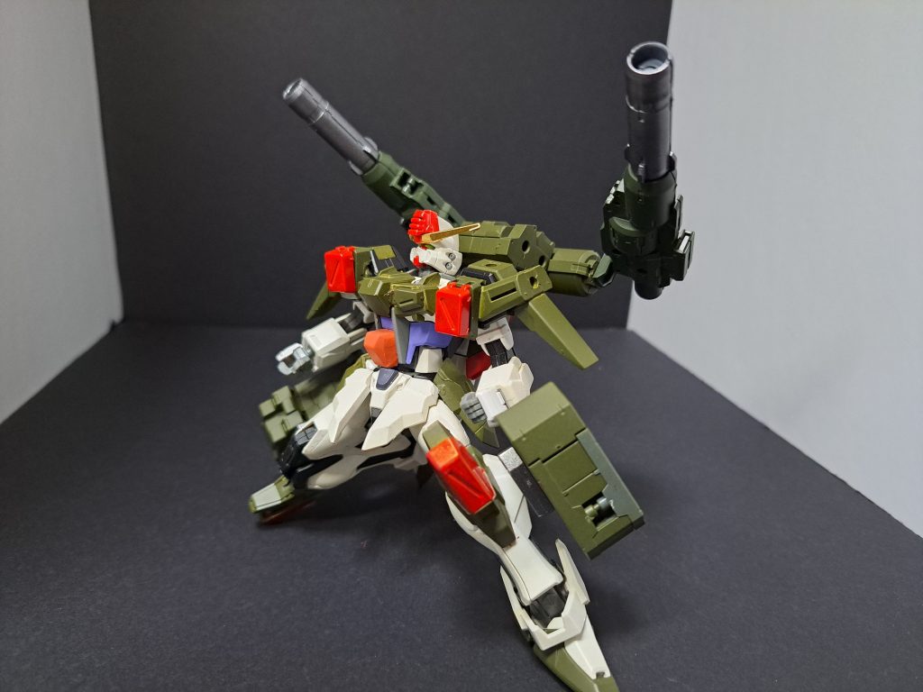 バックパックも拡張しております。より砲撃に特化した機体というコンセプトです。