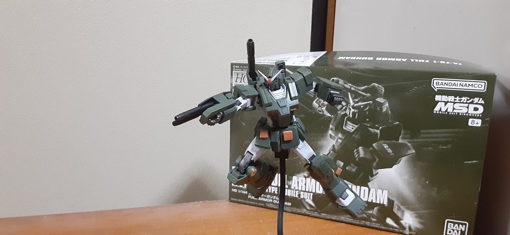 旧キットのボックスアート、ジオングと対峙してるけどアムロは乗らないだろな。肩の追加アーマー、パーティングライン消えてなかったw