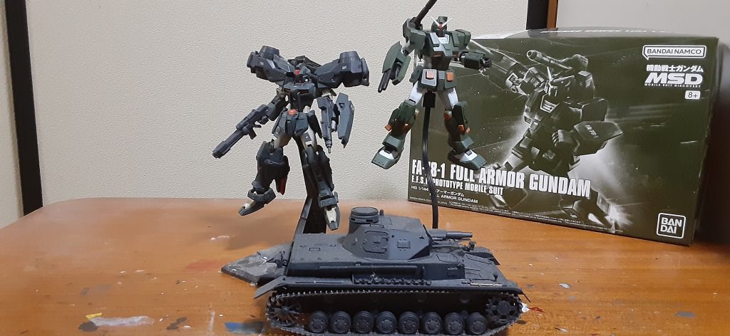 四号戦車も一緒に、スケール合ってないけど宇宙世紀もコズミックイラも戦車出てくるし並べても違和感あまり無い、ミリタリー力強w