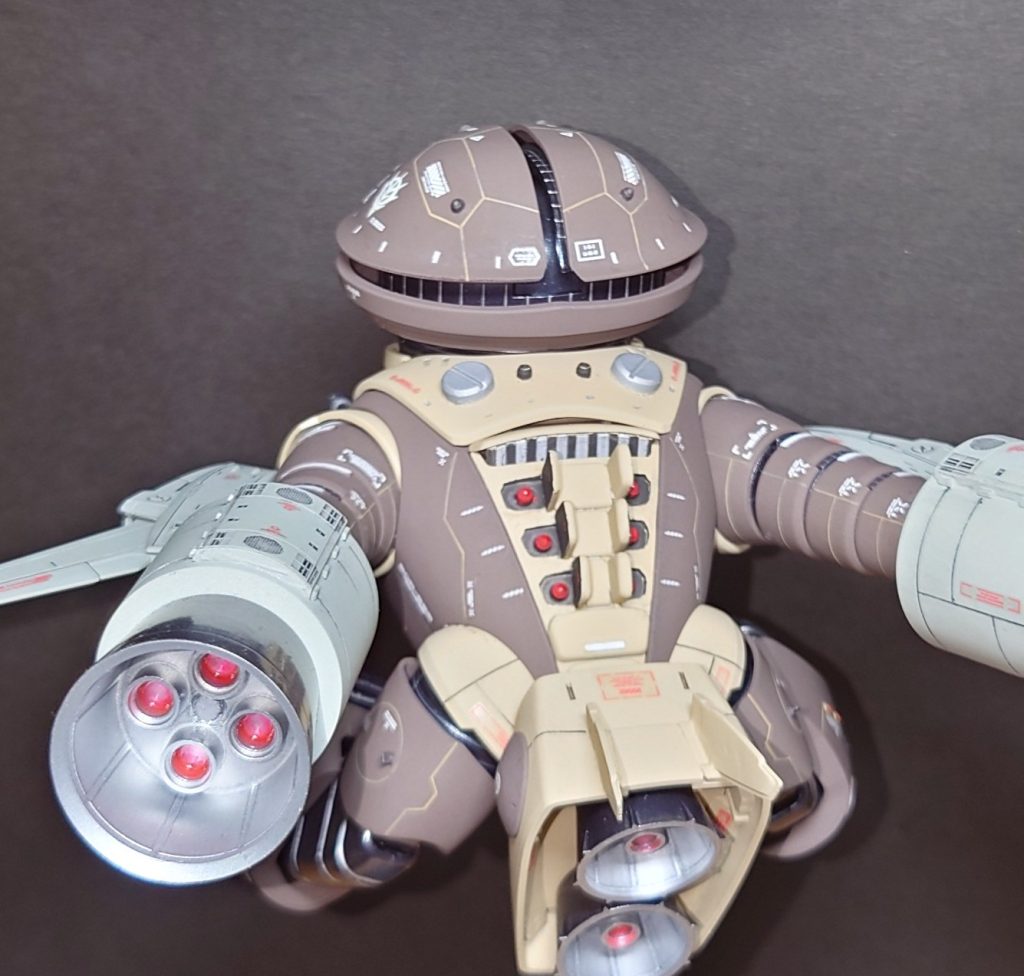 「後ろからこいつを追える奴なんてそういないだろう。背中の対空ミサイルで上からの攻撃にも対応済だ。」