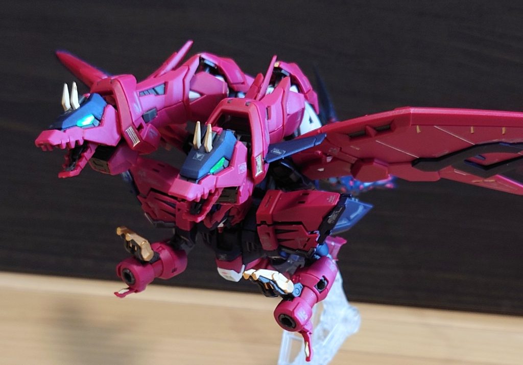 ウイングガンダムと比較してもMA形態がしっかりしてる!