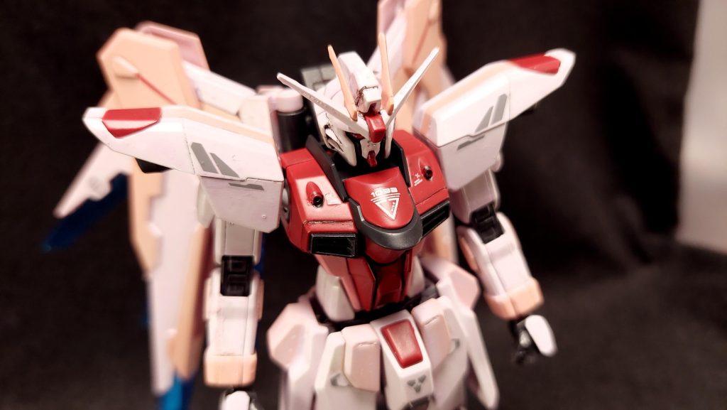 加工については頭部はピクウス近接防御機関砲をニッパーでチョキンと切った後でパテ埋め。それから顎の赤突起をプラ棒で延長しました。塗装は水性ガンダムカラーのルージュピンクを筆塗り。慣れてないのが如実に出て塗りムラなど酷いですが、それでも今回は色を優先したかったので……スプレーで塗る方向で考えていた時に買ったキャラクターフレッシュは一般的なガンダム系のホワイトに対するライトグレーの位置づけで使用しています。目の方はクリア地を活かせないかなとクリヤーレッドを吹いてみたりもしましたが上手くいかず、結局ガンダムマーカーの蛍光ピンクをつまようじ塗りしました。