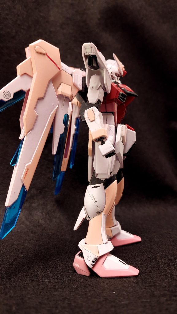 立像は先の大戦における最高峰の機体の一つフリーダムガンダムを素体とし、連合のTP装甲を採用、更にはオーブ新設計のウイングを装備したものとして設計された。素体のウイングを単純化したこの新装備は、仮にMSとして作られればフリーダムガンダムを上回る機動性を発揮するとされている。