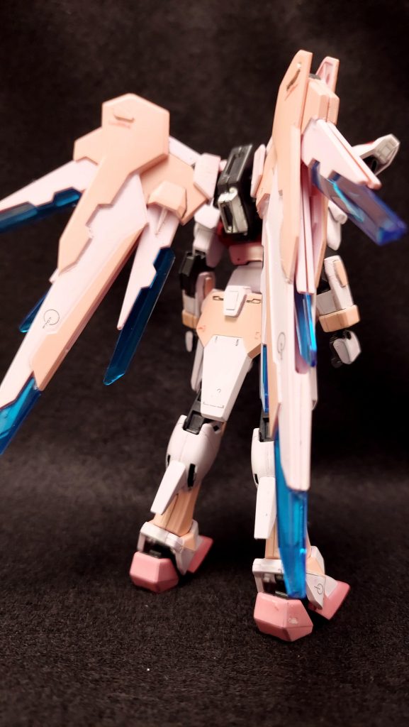 製作あれこれ劇場版の公開を間近に控えた「機動戦士ガンダムSEEDシリーズ。こちらはその主役機フリーダムガンダムをベースとしたオリジナルガンプラです。今回は妄想インストから紹介しましたが、ミキシングとしては非常に簡素なもの。フリーダムガンダムにスクランブルガンダムのバックパックとサイドスカートアーマーを装備しただけだったりします。